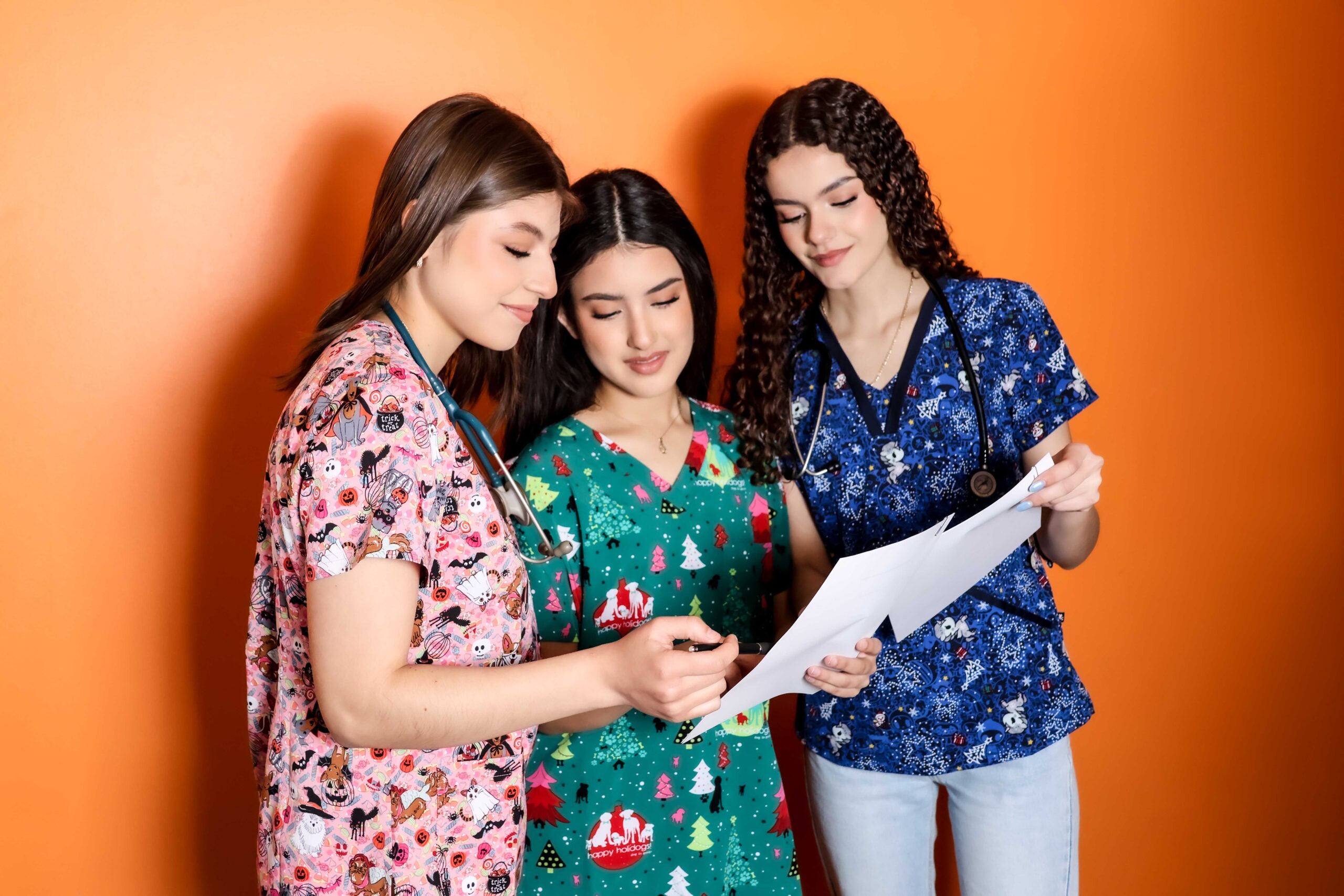 Scrubs Medicos Koi Navideñas Tokidoki